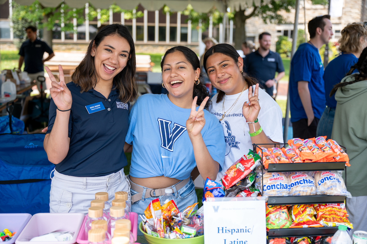 Students at the Hispanic/Latine Ministry Table at New Student Orientation